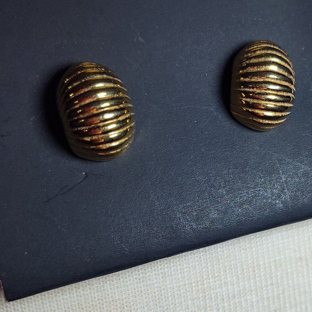 Gold Ribbed Earrings Vintage